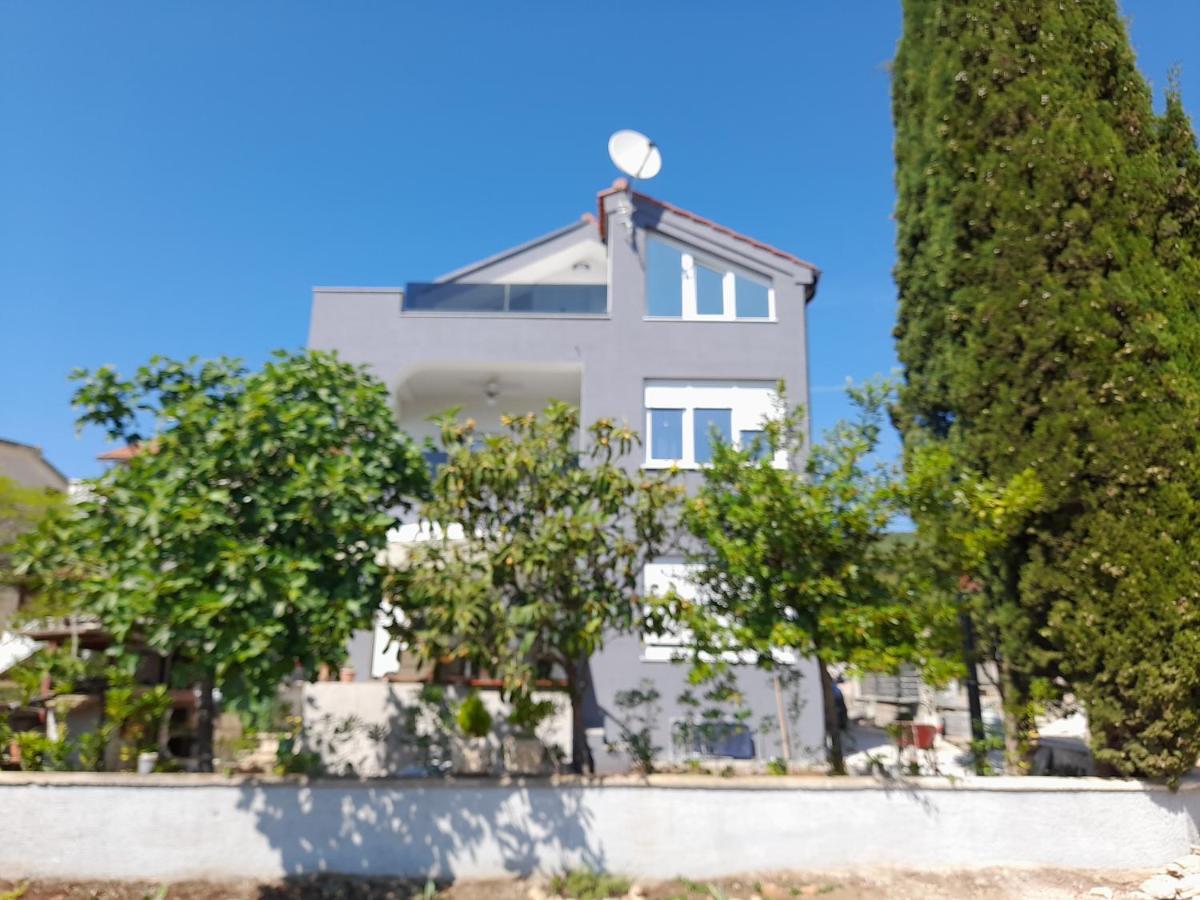 Apartman Prvi Red Do Mora Sveti Filip i Jakov Exterior photo