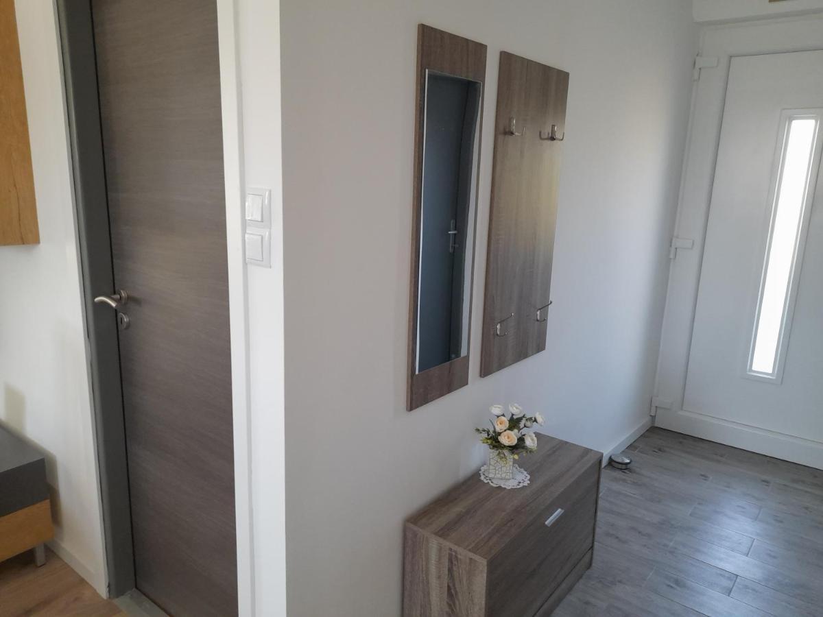 Apartman Prvi Red Do Mora Sveti Filip i Jakov Exterior photo