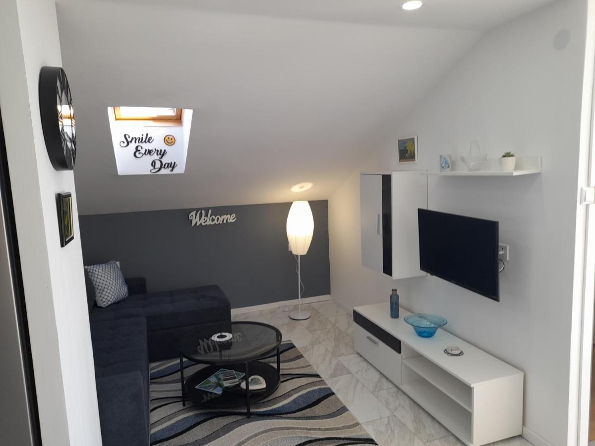 Apartman Prvi Red Do Mora Sveti Filip i Jakov Exterior photo
